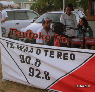 Sarah-Kay & Amber korero with a kaiwaiata of katchafire at Ngapuhi Festival 2010